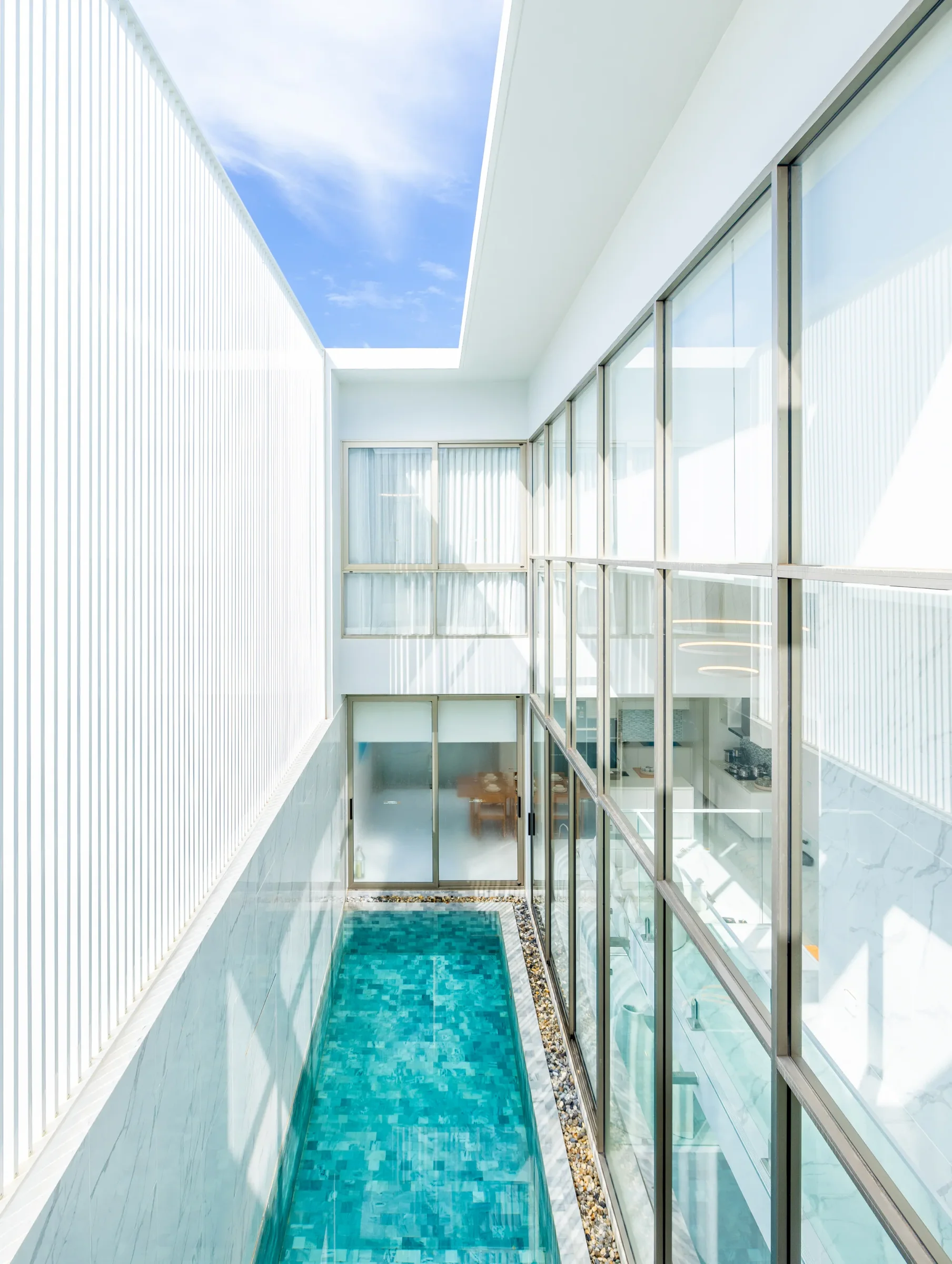 Der Lichthof: oben der Himmel, unten der Pool im 1. Obergeschoss, dazwischen Glaswände